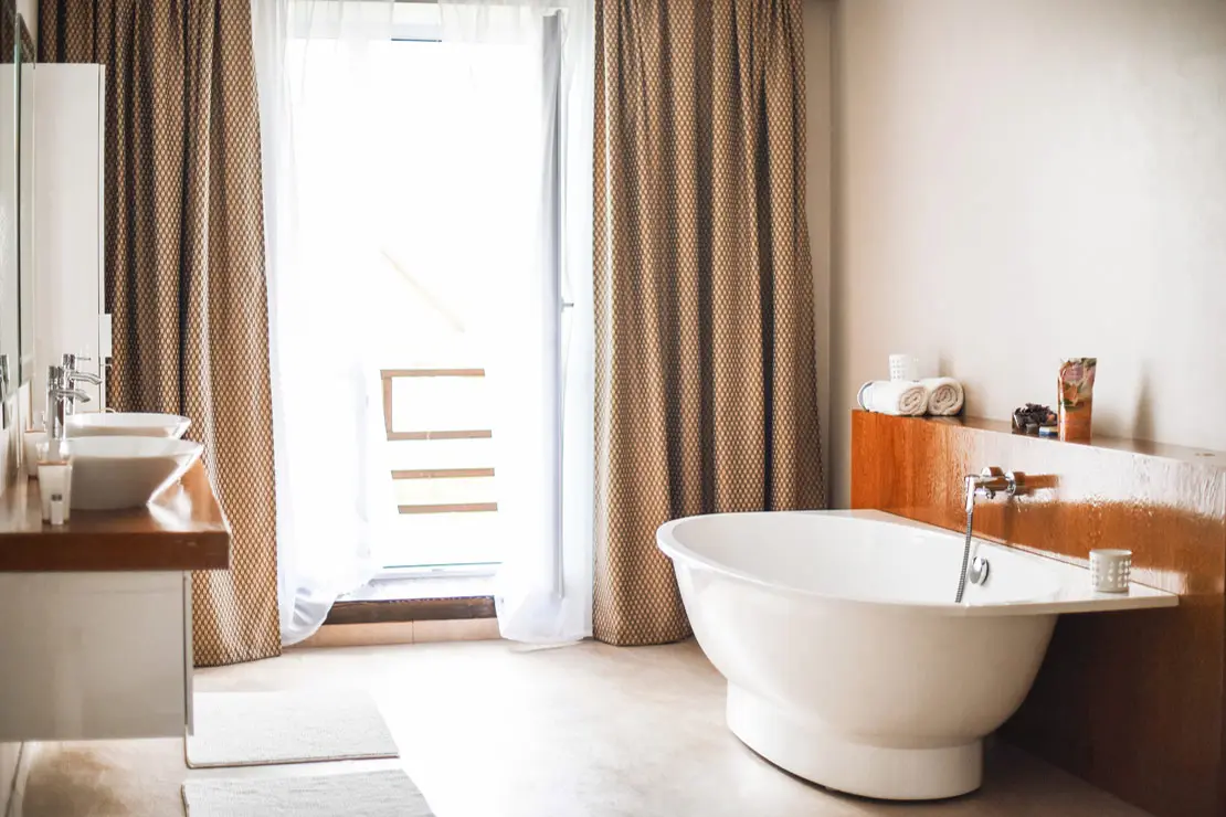 Salle de bain avec des murs et un sol en béton ciré beige à Montlucon